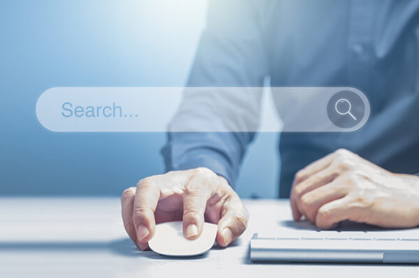 Pessoa acessando um site