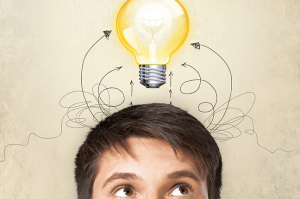 homem com uma lâmpada na cabeça dando alusão a criatividade