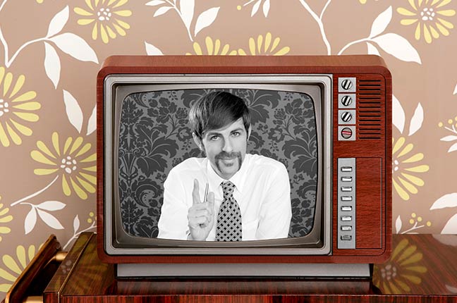 televisão antiga mostrando um apresentador